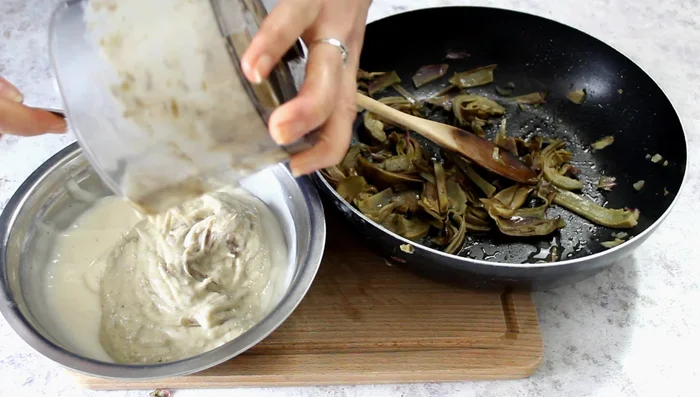 Combine the blended mixture with the remaining artichokes and béchamel sauce.