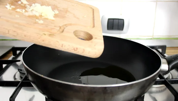 In a pan, add a spoonful of oil and a quarter of a chopped onion. Cook until golden.