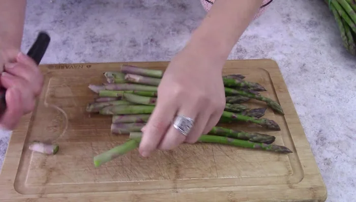 Prepare asparagus: remove woody parts from stems, leave tips whole, and cut stems into pieces. Collect in a bowl.