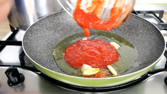 Add the reserved tomato paste to the soffritto and cook for a few minutes until it boils.