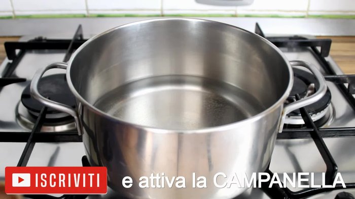 Prepare a tomato broth: In 800 ml of water, add almost all of the 300g tomato puree, leaving a little for later. Add a pinch of salt and bring to a boil.