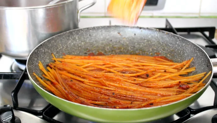Continue toasting the spaghetti each time the broth dries up until the spaghetti are well-cooked.