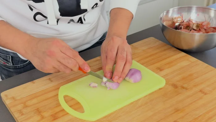 Dice the onion into cubes. In a pot, add a splash of olive oil and sauté the onion until lightly fried.