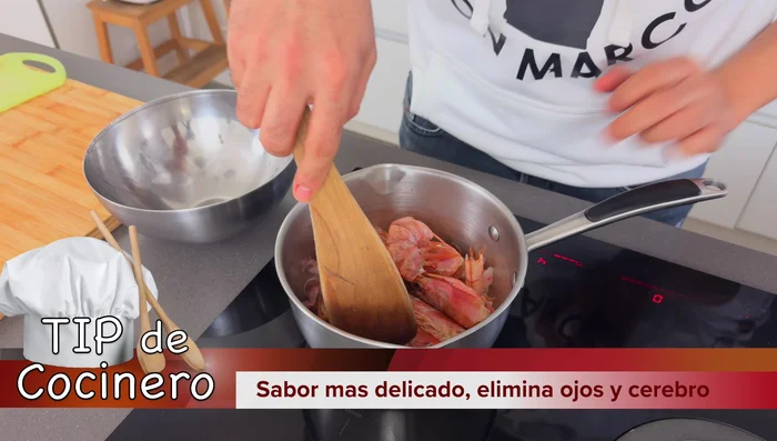 Add the shrimp heads and shells to the pot. (Tip: For a more delicate flavor, remove the eyes and brains of the shrimp.) Toast at medium-high heat, pressing lightly.