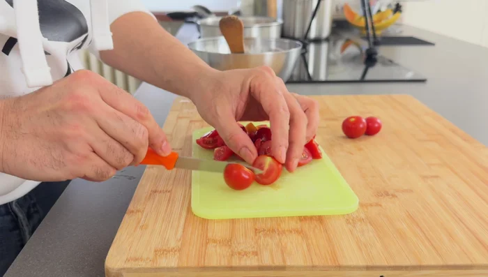 Add a glass of white wine and let it reduce over medium-high heat. Add the tomatoes and parsley (including the branch). Season with pepper and salt, and cover with water.