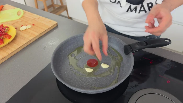In a frying pan, heat olive oil and sauté garlic and chili until fragrant. Add the shrimp and brown on both sides over high heat (about 1.5-2 minutes).
