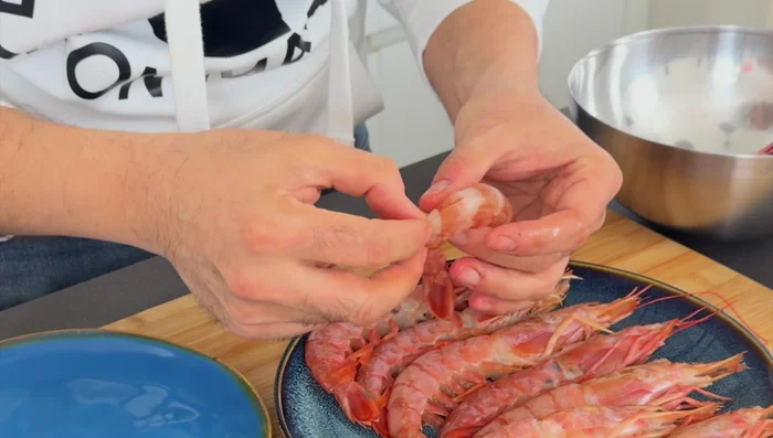 Using a toothpick, bend the back of the shrimp and break it to remove the intestine. Alternatively, make a cut on the back with a knife and remove the intestine.