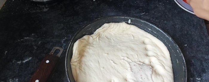 Assemble the calzone: Roll out the dough. Spread Bechamel Alfredo garlic sauce, minced meat filling, vegetables, marinara sauce, and cheese.