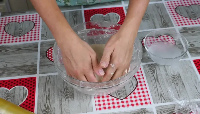 Final rise: After the last kneading, cover the dough and let it rise for another 15 minutes. (441.759)