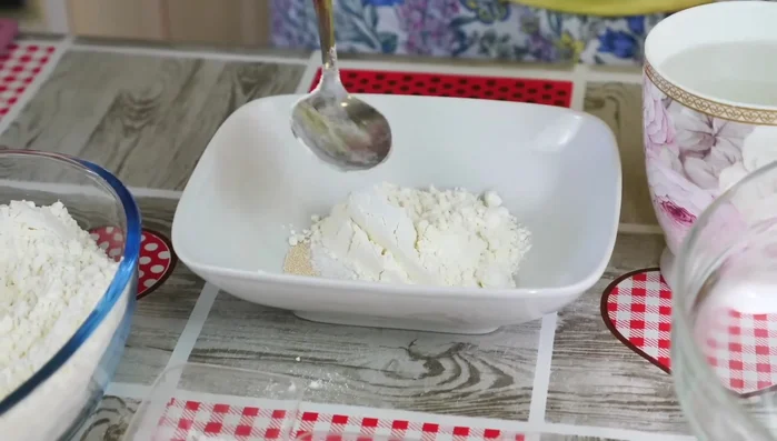 Prepare the starter: In a bowl, combine yeast, sugar, 2-3 spoonfuls of flour, and a little water (room temperature or slightly warm). Mix until it resembles pancake batter. Let it rise for 15 minutes. (60.559)