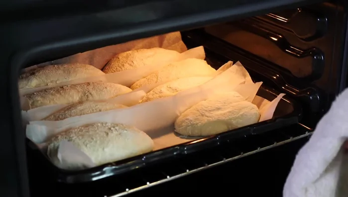 Bake: Bake at maximum temperature for 15 minutes, then reduce temperature to 200-220°C and bake for another 10 minutes, or until golden brown. (870.16)