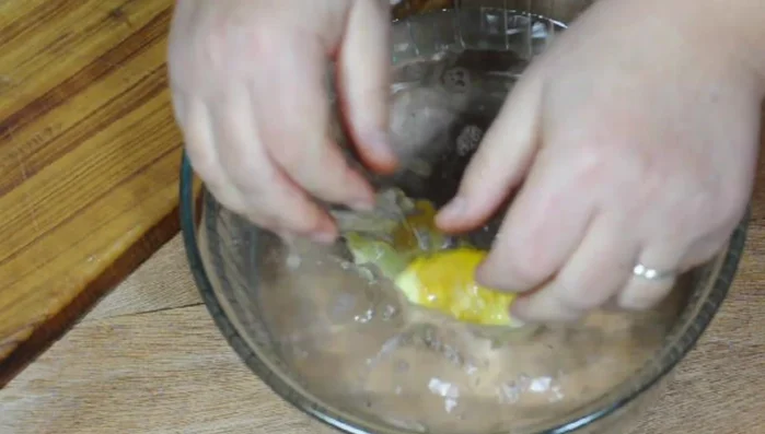 Clean the artichokes: Remove outer leaves until yellow flesh appears, then remove dark green tops. Cut the stem end and peel the green layer. Immediately immerse in water with lemon juice to prevent browning. Cut into quarters, remove the internal choke, and slice thinly.