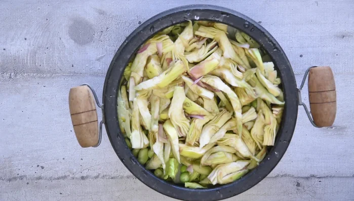 Add 2 cups of water and place the reserved lettuce leaves on top. Cover and simmer for 40 minutes.