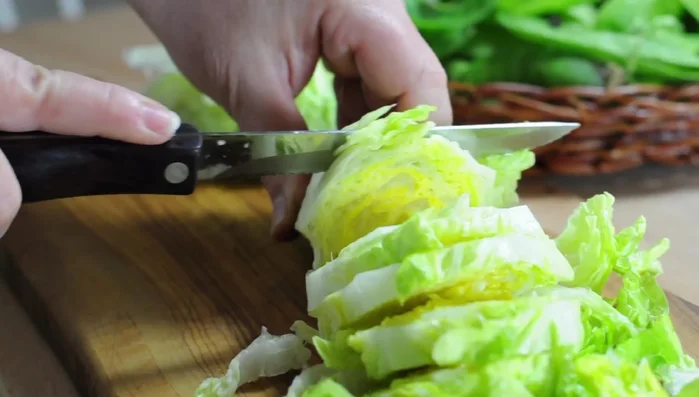 Cut the lettuce into slices.