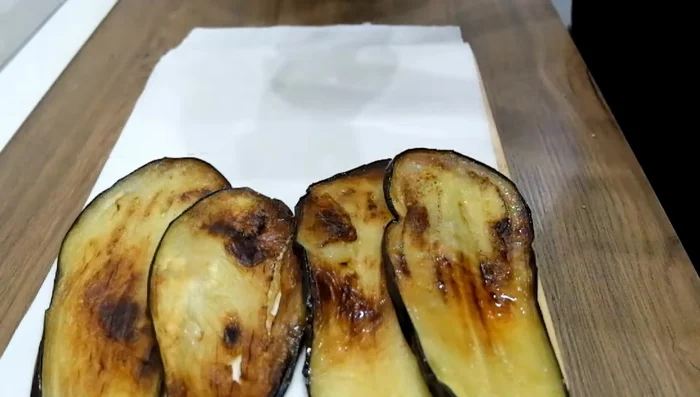 Place the fried eggplant on paper towels to absorb excess oil. Stack them and let them absorb for a few minutes until the paper towels are soaked.