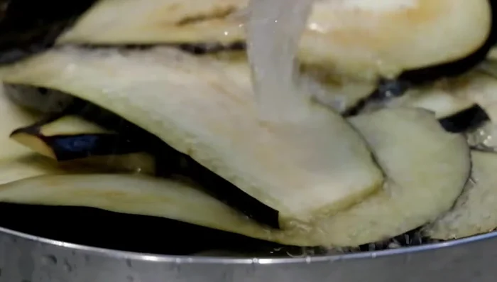 Rinse the eggplants thoroughly under running water several times until the water runs clear. Drain well.