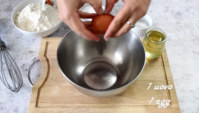 Prepare the oil-based shortcrust pastry: Combine an egg, 150g sugar, a pinch of salt, a little vanilla and lemon zest.
