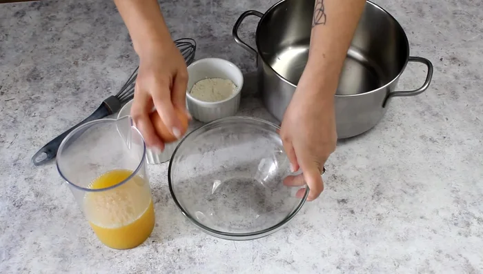 Prepare the pineapple cream: Whisk together an egg, 80g sugar, 30g flour, and 250ml pineapple juice until smooth.