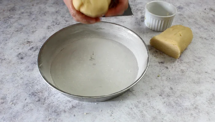Press the pastry into your tart pan, prick with a fork, and pour in the pineapple cream.