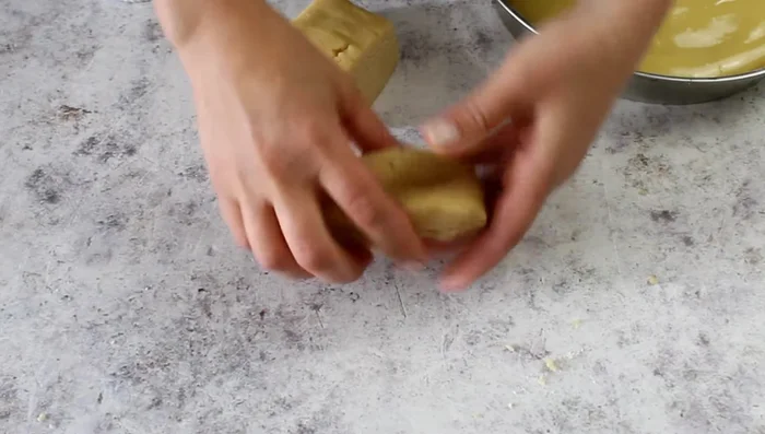 Divide the remaining pastry into three parts and color them with cocoa powder, orange and green food coloring.