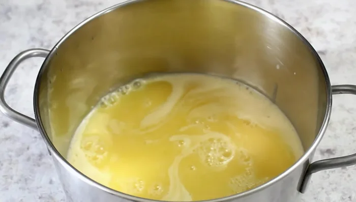 Cook the cream in a pan with the remaining pineapple juice, stirring frequently until thickened.