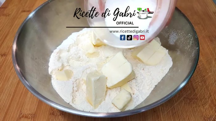 Combine 130g of cold cubed butter, 90g of sugar, a pinch of salt, and a scant teaspoon (5g) of yeast.