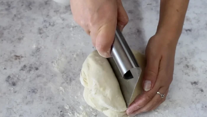 Divide the dough into two parts (2/3 and 1/3). Roll out the larger part and use it to line a 24cm cake tin.