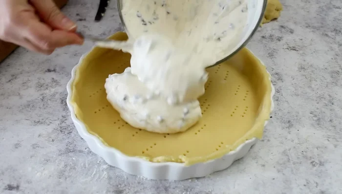 Prick the base of the pastry and spread the ricotta cream evenly over it.