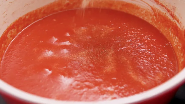 Once the sauce is ready, turn off the heat and blend everything as smoothly as possible.