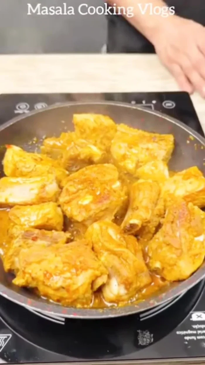 Add 1 kg of pork ribs to boiling water, cover, and cook for 5 minutes (Method 2).