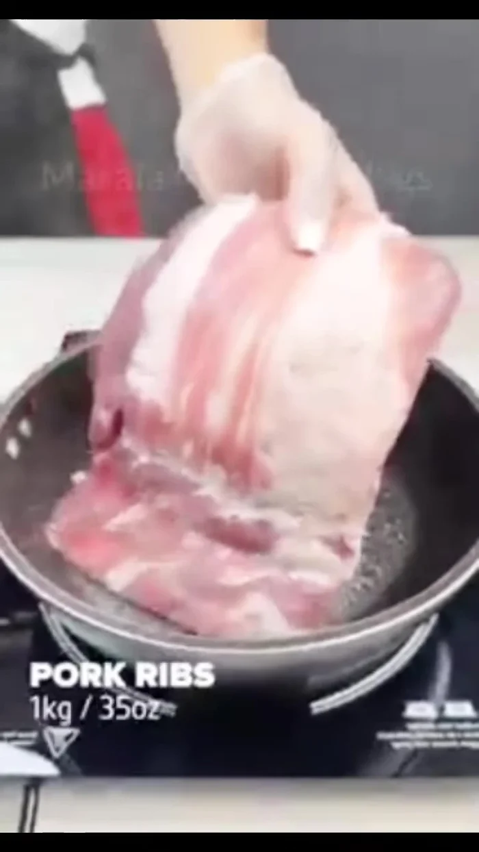 Add 1 kg of pork ribs to boiling water, cook for 2 minutes per side (Method 3).