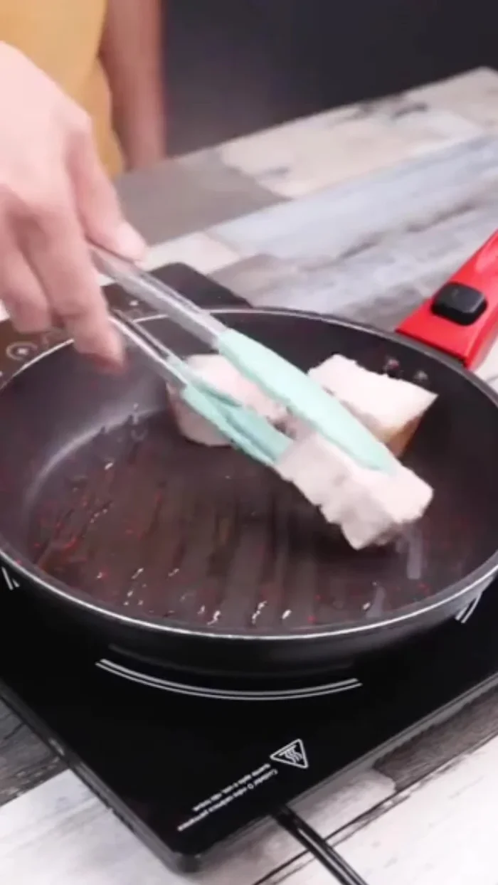 Add olive oil to a pan and season the pork with paprika, garlic powder, and parsley (Method 1).