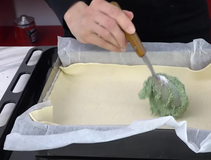 Spread the spinach and ricotta mixture over the pastry.