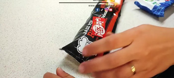 Let's start with a ready-made pizza base. Gently open it, being careful not to tear it.