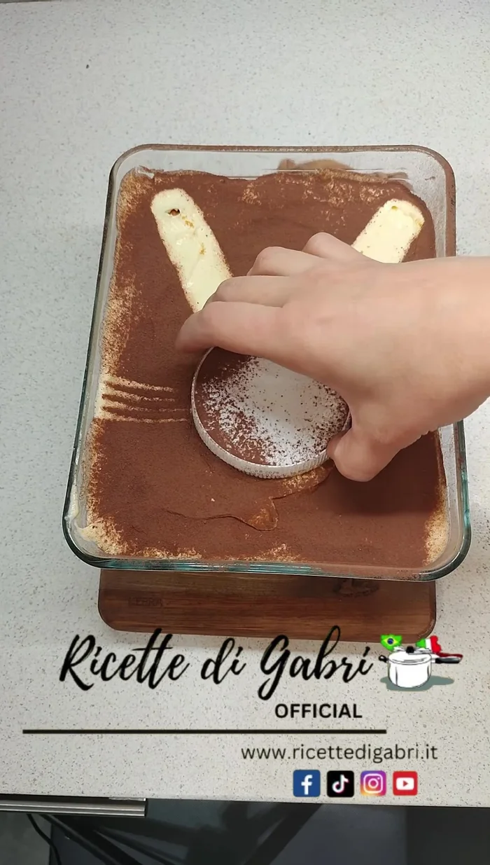 Just before serving, add the eyes (MMS chocolates, hazelnuts, etc.). Adding them earlier may cause color bleeding.