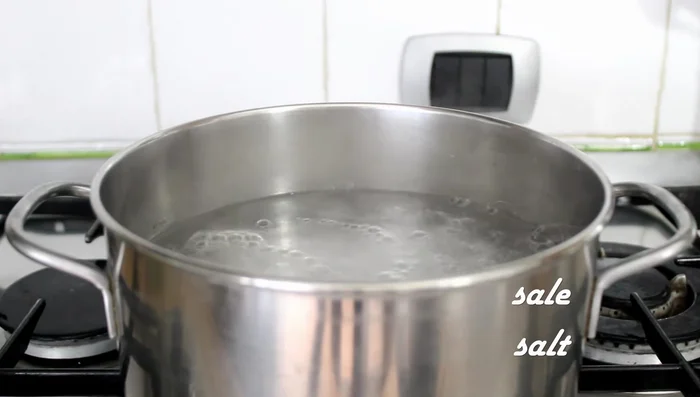 Boil water in a pan, add salt, and cook broad beans and 200g of Ricatoni pasta together for about 12 minutes (al dente).