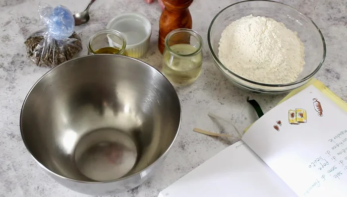 Combine 250g of flour, 70ml of white wine, 60ml of olive oil, 1 teaspoon of salt, 1 teaspoon of fennel seeds, 1 teaspoon of pepper, and 1 teaspoon of yeast in a bowl. Mix well.