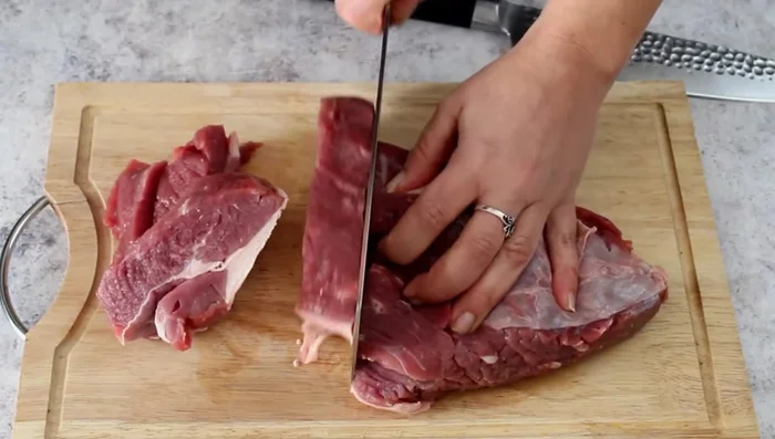 Cut the veal shoulder into slices about 2-3 cm thick.