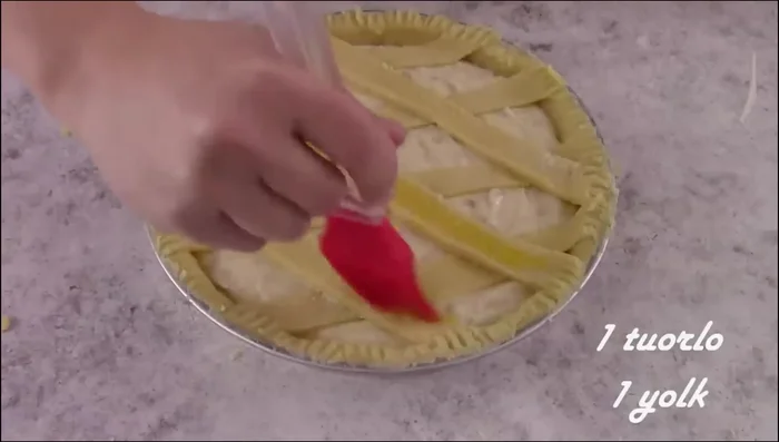 Bake the pastiera.