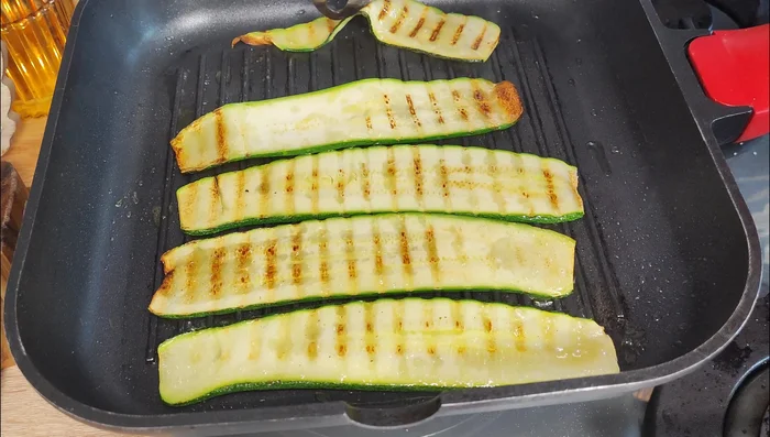 Assemble the zucchini rolls, adding the filling.
