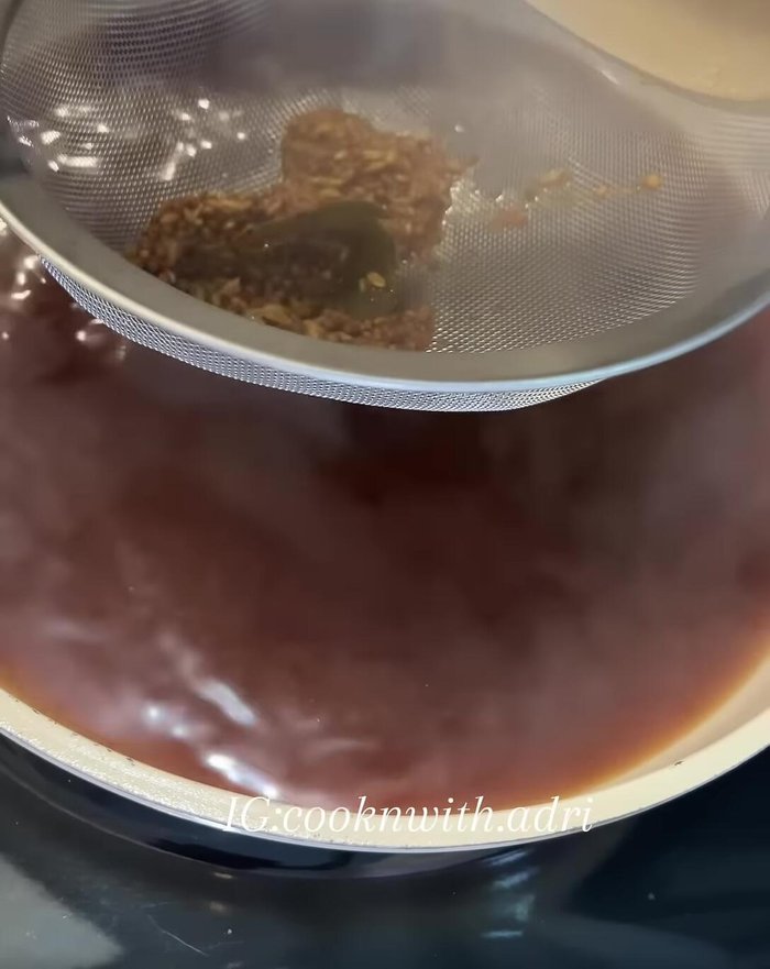 Add the beef: Add thinly sliced roast beef to the gravy, a slice at a time, until it loses its color.