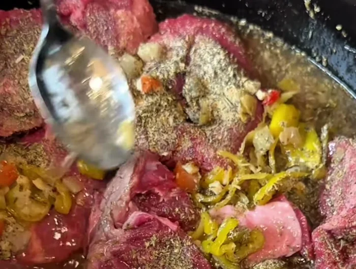 Mix everything well in the slow cooker.
