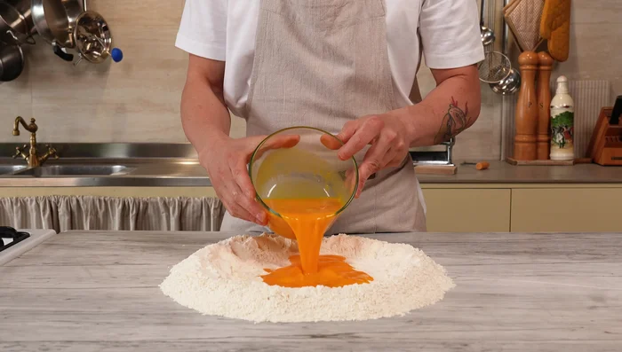 Make a well in 1 kg of Granoteno 00 flour, add the egg mixture and gently incorporate the flour from the edges.
