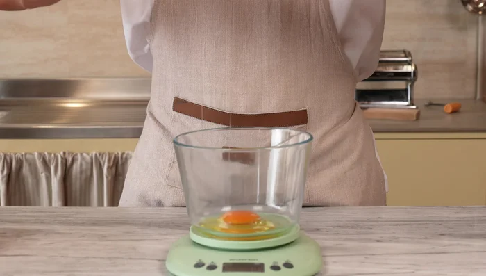 Prepare the egg mixture for the first dough (580g). Whisk thoroughly.