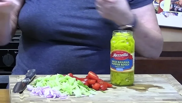 Chop banana peppers.