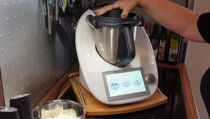 Use a food processor or Miximizer to chop the tomatoes and basil for 5 seconds on speed level 10.
