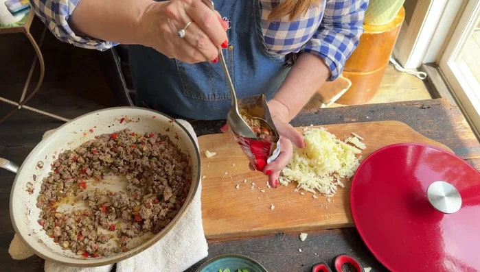 Add the Italian beef mixture to the bag/shell.