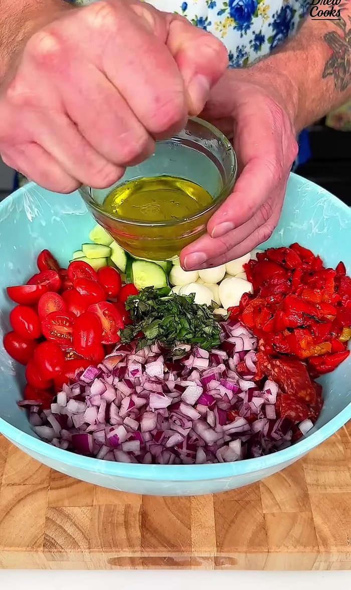 In a small bowl, whisk together 1/4 cup extra virgin olive oil, juice of 1/2 lemon, 2 tablespoons red wine vinegar, 1 teaspoon garlic powder, 1/2 teaspoon dried oregano, and 1/2 teaspoon dried basil.