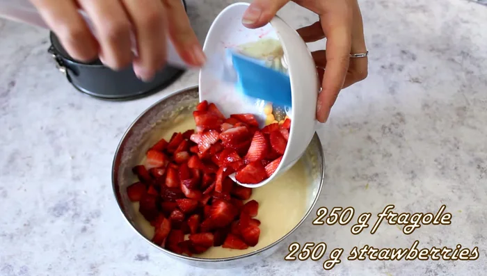 Add 250g of strawberries cut into small pieces and mix.