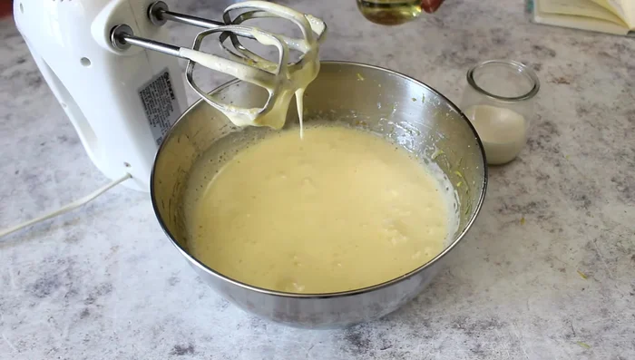 Add 80ml of oil and whisk.
